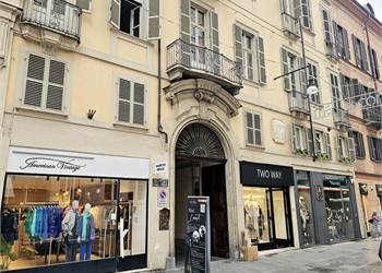 SIGNORILE ED AMPIO BILOCALE ARREDATO IN CENTRO