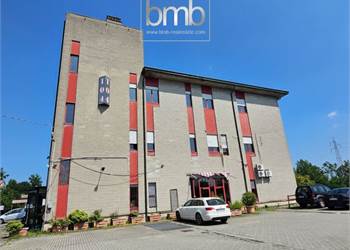 INTERO EDIFICIO COMMERCIALE IN VENDITA AD IVREA