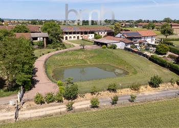 SUGGESTIVA DIMORA DI CAMPAGNA CON LAGHETTO PRIVATO
